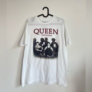 Queen concert band  White T Shirt size Large , 80s We Will Rock You